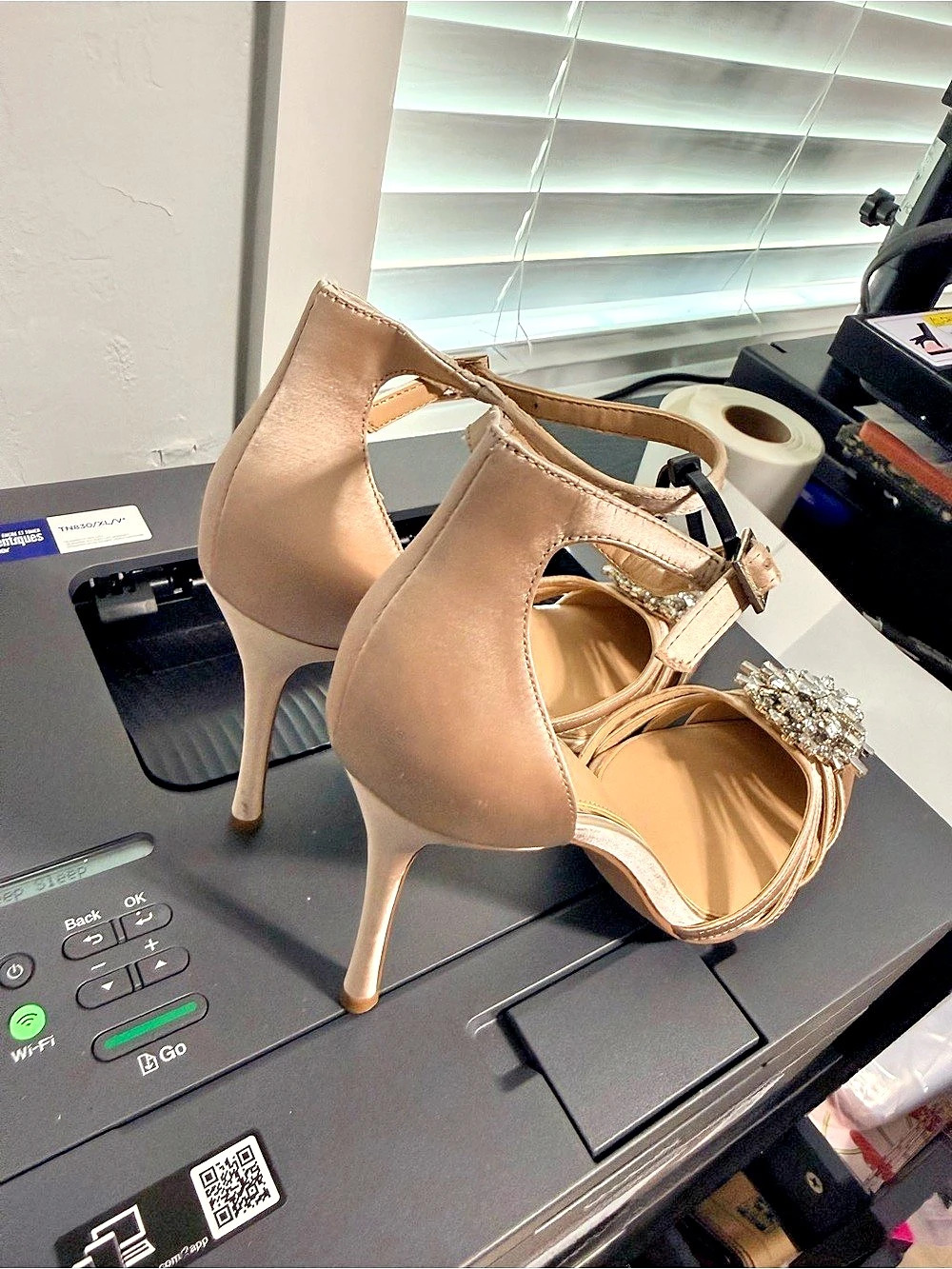 Badgley Mischka Jeweled Pointed-Toe Heels in Pink US 9 Like New - Picture 5 of 11